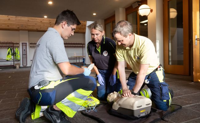 Erste Hilfe braucht helfende Hände: Der Kampf der Samaritervereine gegen das Aus