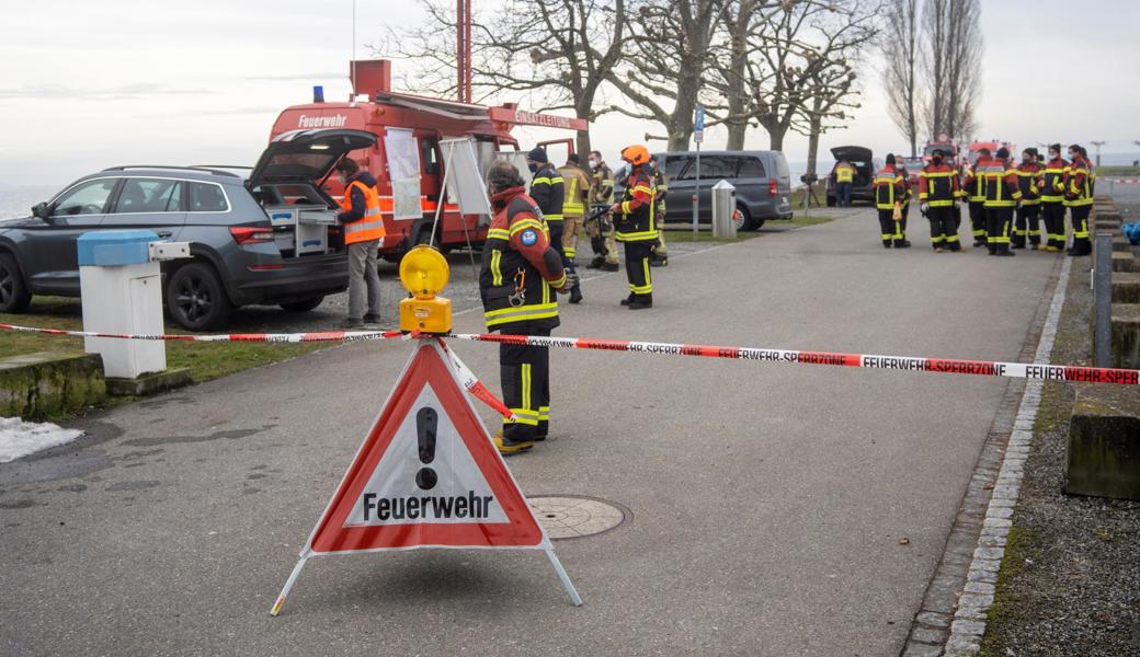 Ausgerückte Feuerwehrleute bargen den Piloten.