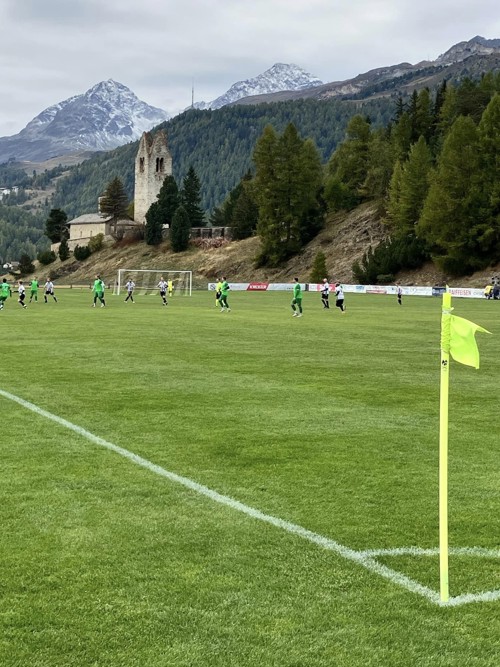 Der Fussballplatz San Gian liegt malerisch in die Engadiner Bergwelt eingebettet.