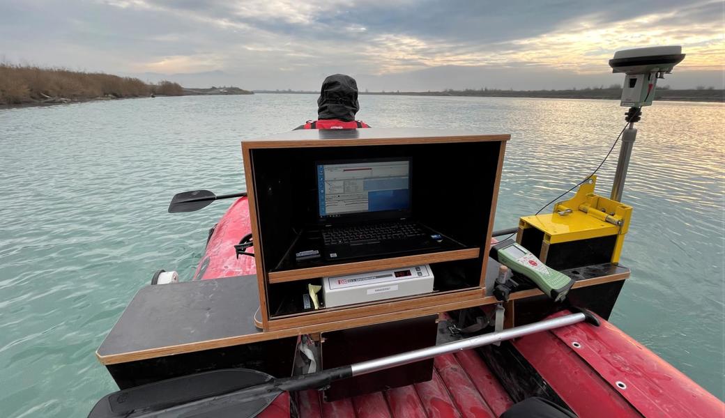 Für etwa acht Wochen sind die Vermessungsingenieure mit ihrem Schlauchboot unterwegs.