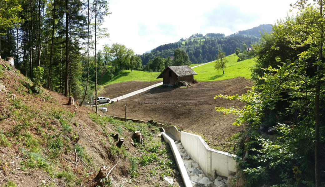 2015 wurde der Bachlauf betoniert und als Aquädukt über die Quellregion Ebenacker geführt.