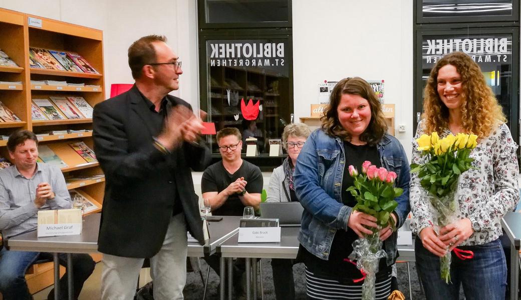 Lucas Oberholzer, Präsident, gratuliert Barbara Dreier (links) und Nicole Schmitt zur Co-Leitung der Bibliothek St. Margrethen.