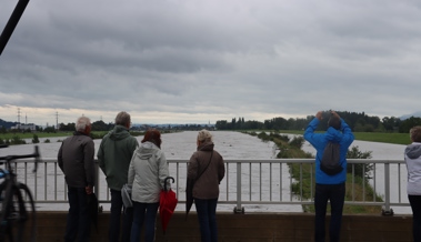 Das Hochwasser für die Sozialen Netzwerke: Viele Schaulustige sind an den Rhein geströmt