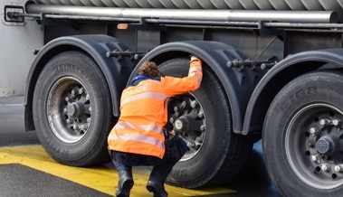 Sieben Personen bleiben hängen in der Schwerverkehrskontrolle