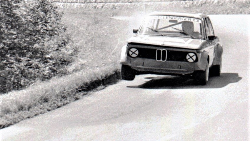 Hoch das «Bein»: Kurt Kellenberger im BMW 2002 an der Berg-Europameisterschaft 1978 im Kanton Jura.