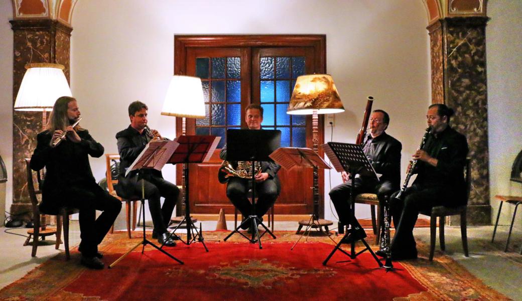 Stimmungsvolles Kammerkonzert im Löwenhof mit Penta Musica (von links): Dietmar Fröhling, Flöte, Adrian Buzac, Oboe, Markus Höller, Horn, Allen Smith, Fagott, und Stefan Matt, Klarinette. 