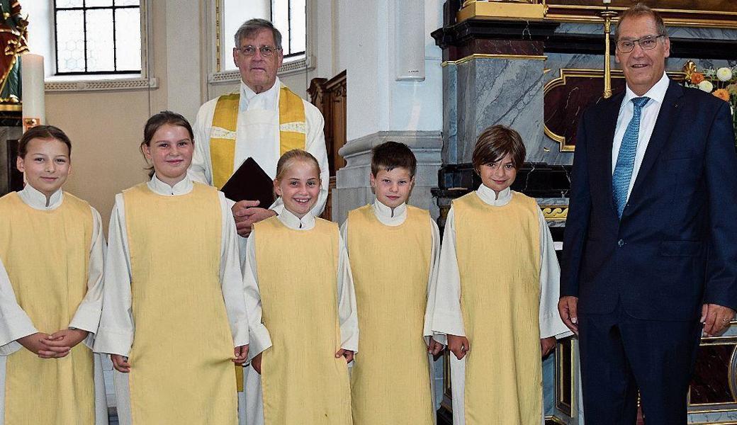 Die fünf neuen Ministrantinnen und Ministranten mit Kaplan Karl Wenzinger und Mesmer Peter Thür (rechts). 