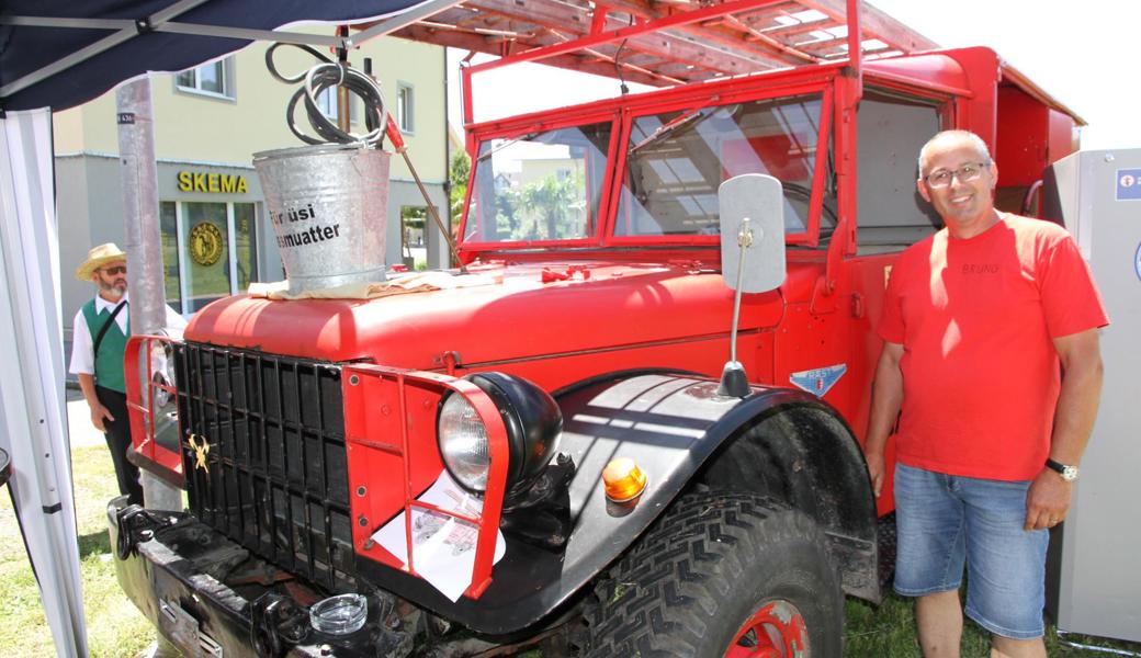 Der Dodge mit Jahrgang 1951 war ein Blickfang. Bruno Sonderegger übernahm ihn von der Feuerwehr Balgach und machte damit Werbung für die Jugendfeuerwehr Mittelrheintal.