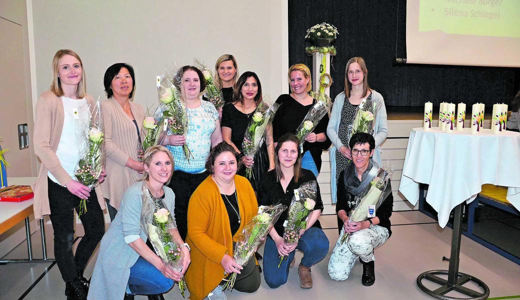 Eine Rose für die Neuen: Diese Frauen gehören zu den insgesamt 31 Frauen, die der Frauengemeinschaft Oberriet beigetreten sind.