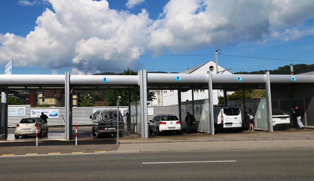 Grünes Licht für einen Boxenstopp bei der Autowaschanlage: In Au bei Ricchello Wash Systems werden die Autos wieder sauber.