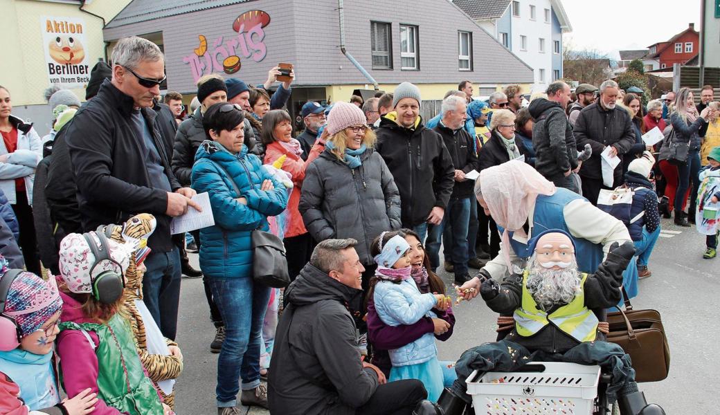 Der Kontakt zum Publikum wurde permanent gesucht, vor allem mit Bonbons. 