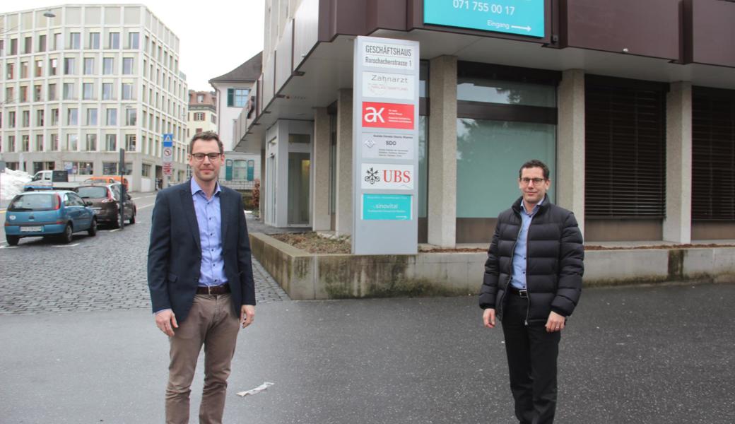 Pascal Stahel (links) leitet die Sozialen Dienste Oberrheintal, Marbachs Gemeindepräsident Alexander Breu präsidiert den Zweckverband. Die SDO-Büros befinden sich nicht im Rathaus (links hinten), aber in dessen Nähe. 