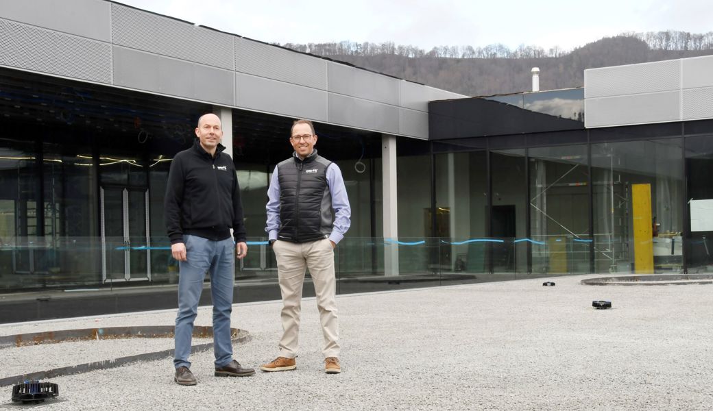Premiere: Christoph (l.) und Thomas Bosshard, Co-CEOs der Oertli Instrumente AG, standen am 10. Januar erstmals gemeinsam auf der Dachterrasse des Firmenneubaus in Berneck.