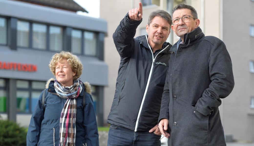 Beobachten den Verkehr auf der Hauptstrasse in Diepoldsau: Claudia Aeberhard, Verkehrskommission; Kurt Fischer, Bürgermeister Lustenau, und Reto Friedauer, Präsident Verein Agglomeration Rheintal (von links).