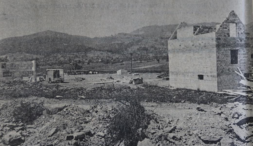 Rechts im Vordergrund erkennt man das Brandhaus, links die Fassadenmauer und im Hintergrund den Strahlrohrführerparcours.