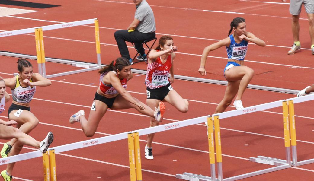 Bei der vierten Runde lag Larissa Bertényi (Mitte) noch vorn, dann wurde sie eingeholt. Am linken Bildrand, gerade noch knapp erkennbar, die schnellste U20-Hürdenläuferin, die Polin Pia Skrzyszowska.