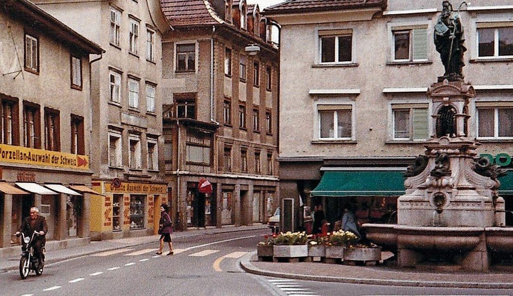 Blick Richtung Hafen mit Hotel Schiff kurz vor dem Abbruch im Jahr 1983 für den Mozart-Neubau. 