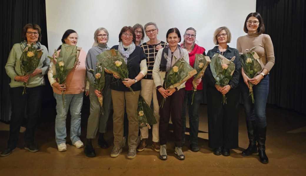 Die geehrten Frauen und die neuen Mitglieder (von links): Hedy Steuble, Gilberte Widmer, Christine Waibel, Irma Studer, Erika Seitz, Lotti Dietsche, Stephanie Hug, Claudia Castellazzi, Sabine Varano und Reika Auer. 