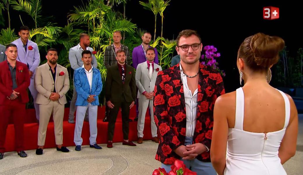 Kevin Aebi vor der Bachelorette Yuliya in der Nacht der Rosen.