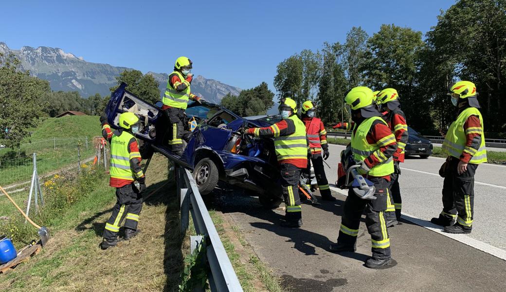 Bereits im September haben die Feuerwehren Buchs, Oberriet und Mittelrheintal auf der Autobahn mit Schutzmasken geübt.