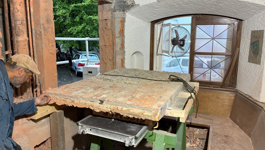Das Bild wurde mitsamt der Mauer aus der Fassade geklappt.