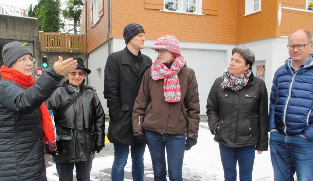 Mit spürbarer Liebe zu ihrer Gemeinde führte Isabelle Kürsteiner letzten Sonntag durch den Walzenhauser Dorfkern. Rechts Gemeinde-Vizepräsident Roger Rüesch.