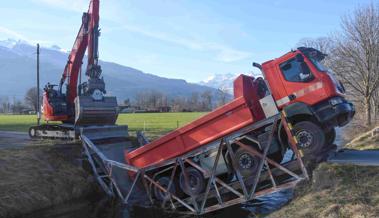 Brücke stürzt unter Lastwagen ein