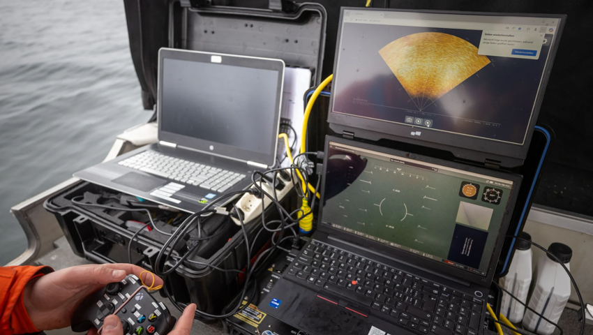 Auf den Sonarbildern sind mehrere Punkte auf dem Seegrund zu erkennen.