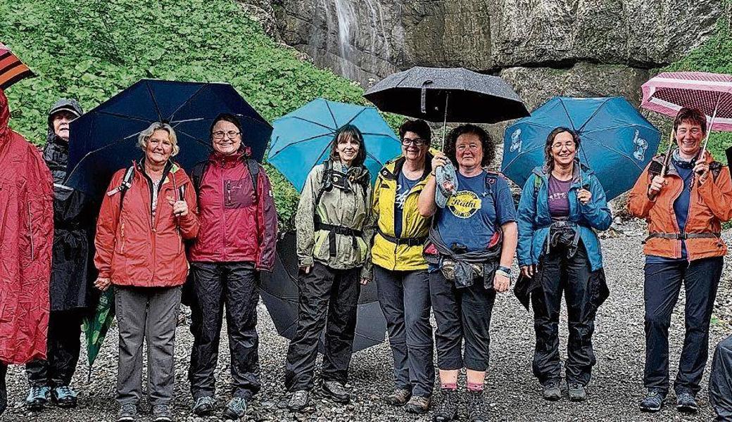 Der Dauerregen konnte der fröhlichen Truppe die Stimmung nicht trüben. 