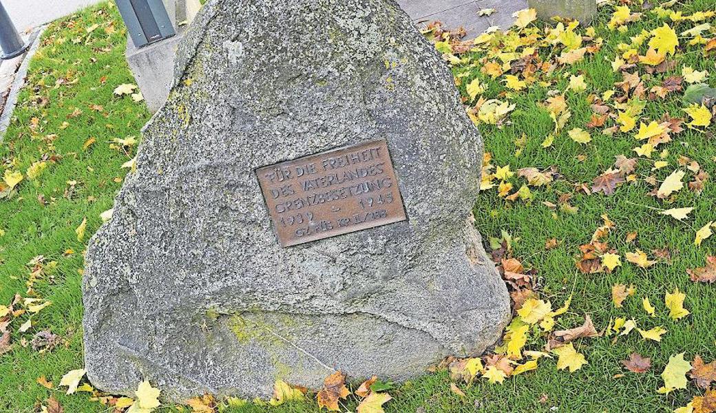 Vielleicht kommt die Gedenktafel auf dem Granit eines Tages wieder in  die Nähe des Ortes, wo sie Soldaten einst platziert hatten: An der Uferpromenade des Städtlis. 