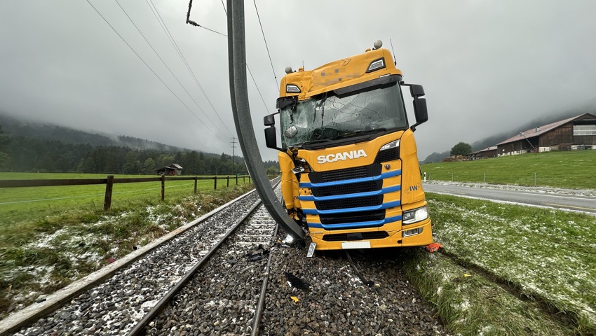 Ein Auto und ein Sattelschlepper landen nach Ausweichmanöver auf Bahngleis