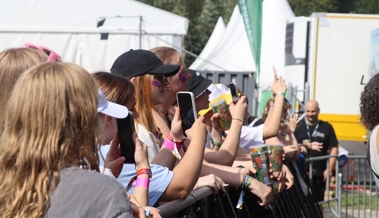 Festivalbesucher erhalten göttlichen Segen am Szene-Open-Air