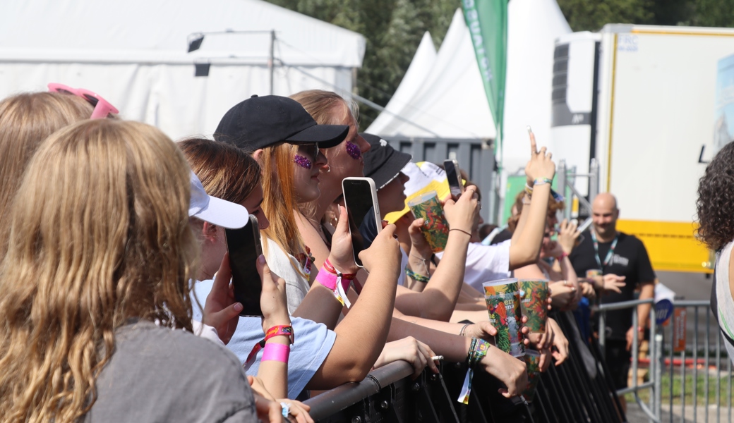 Festivalbesucher erhalten göttlichen Segen am Szene-Open-Air