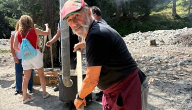 Rheintaler Helfer unterstützen die Tradition der «Pulenta Cavaia» im Puschlav