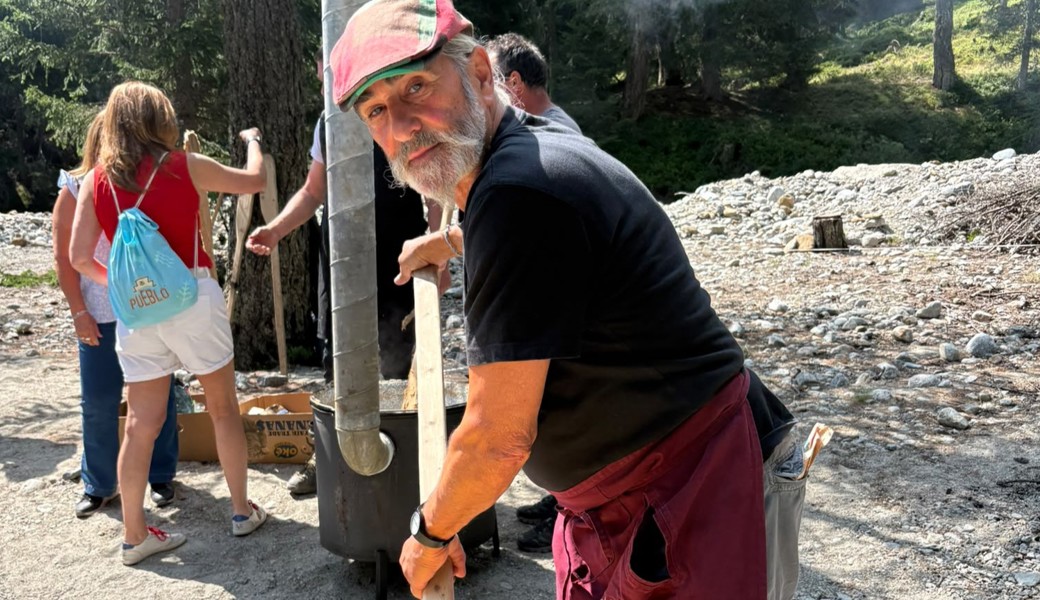 Rheintaler Helfer unterstützen die Tradition der «Pulenta Cavaia» im Puschlav