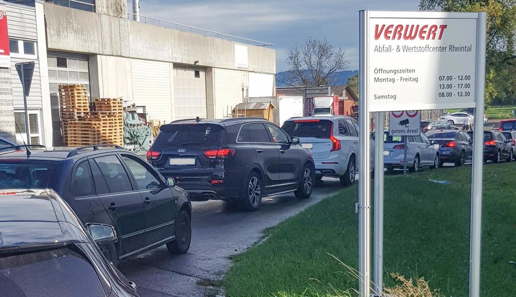 Bei der Sammelstelle stauten sich am Samstag die Autos.