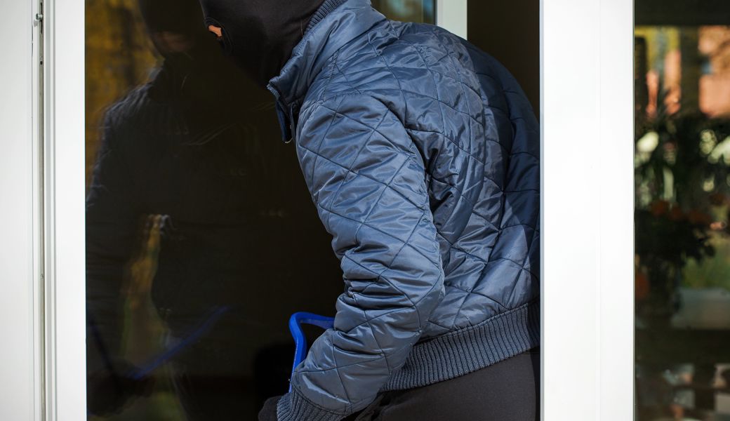 Einbrecher stehlen Bargeld und Kleidungsstücke aus Firmengebäude