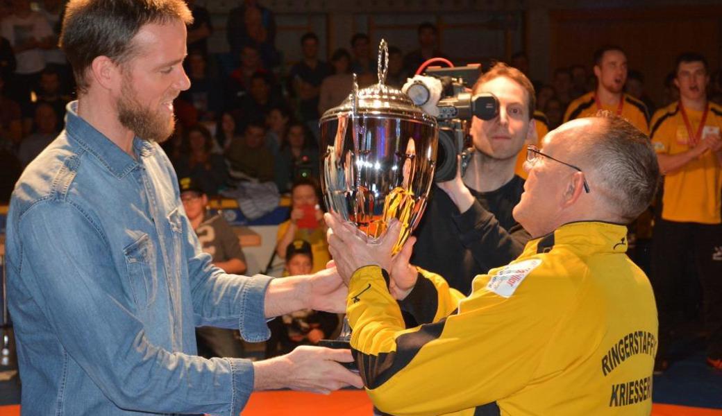 Hugo Dietsche (rechts) führte die Kriessner Ringer 2016, 2017 und 2018 zum Meistertitel. 2017 erhielt er den Pokal aus den Händen des Altstätter Leichtathleten Yves Zellweger.