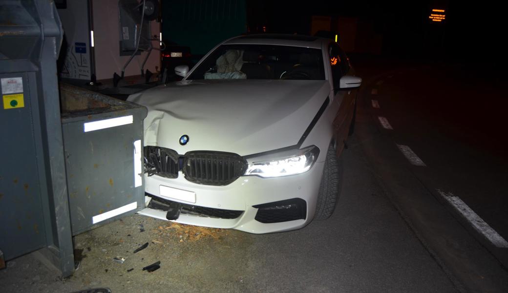 Beim Aufprall mit einem Container wurde dieser in ein anderes Auto geschoben.