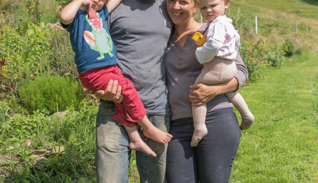 Marcel und Manuela Schmid mit zwei ihrer drei Kinder. 