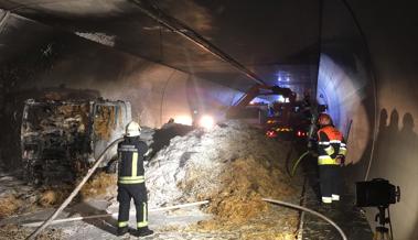 Lastwagen mit Stroh fing im Pfändertunnel Feuer