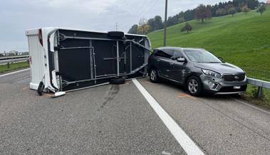 Wohnanhänger kippte auf der Autobahn