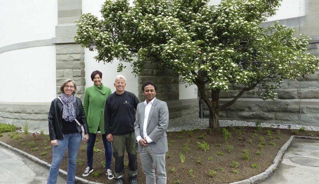 Nicole Rüttimann und Karin Schwarz (Verwaltung), Rolf Heule (Gärtner) und Kaplan Georg Changeth. 