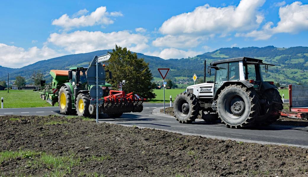 Gefährliche Situation. Die die Hälfte der Landmaschine ragt auf die 80er-Strecke und der andere Traktorfahrer kann wegen des Verkehrs weder vorwärts noch zurück. Die Landwirte wünschen sich einen breiteren Einlenker von der Oberrieterstrasse ins Gebiet Burst. Ein Kreuzen mit Landmaschinen oder Lastwagen ist dort nicht möglich. 