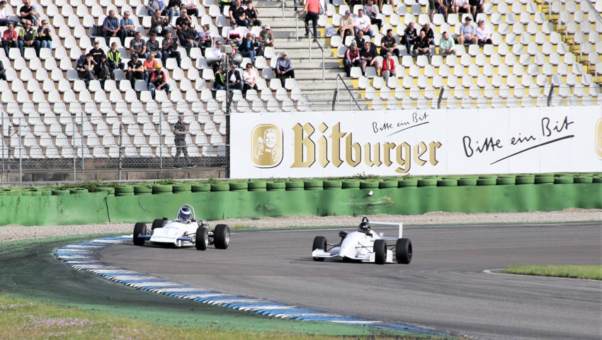 Mit dem formschönen Dallara Formel 3 (rechts) drehte Walter Tanner auf dem berühmten Hockenheimring einige Demo-Runden.