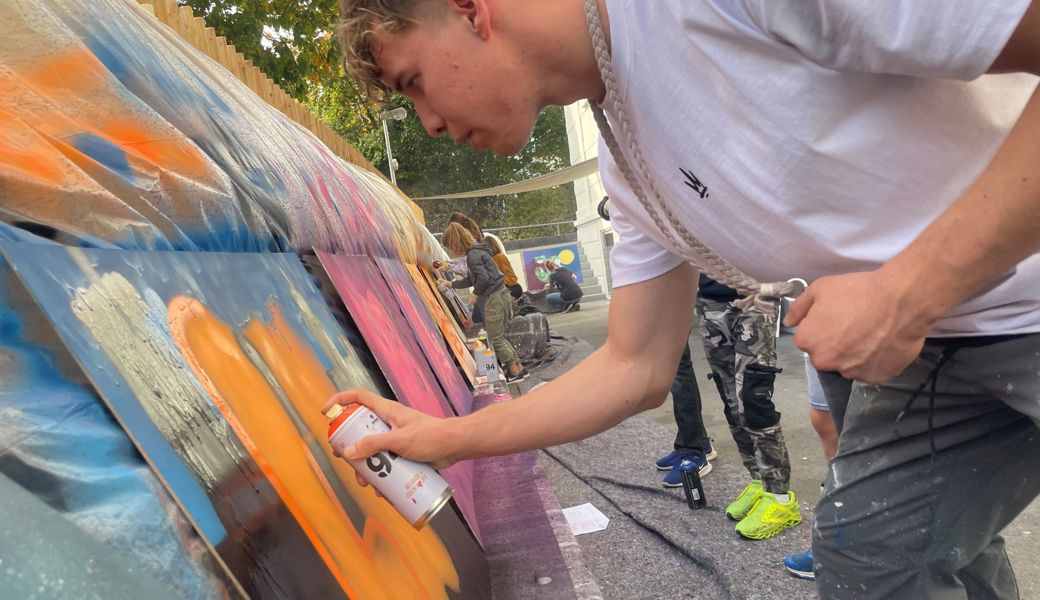 Nando Lüchinger zeigt in seinen Kursen die ersten Schritte zum Graffitikunstwerk.