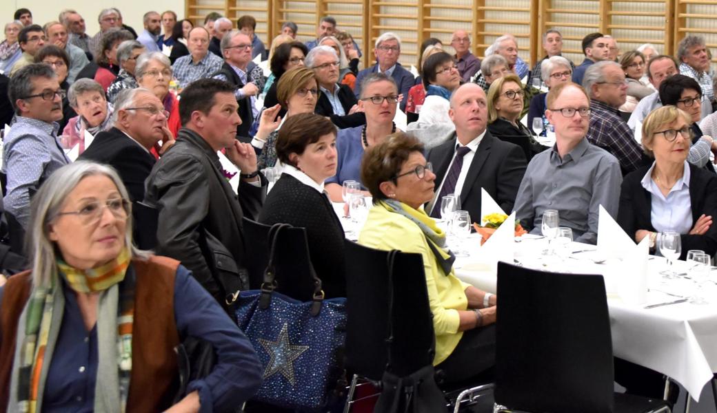 205 Ortsbürgerinnen und Ortsbürger kamen zur Versammlung, die erstmals in der Mehrzweckhalle Bünt stattfand.