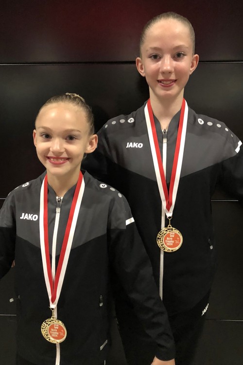 Shania Hutter (rechts) und Elisa Lipinski mit der Silbermedaille.