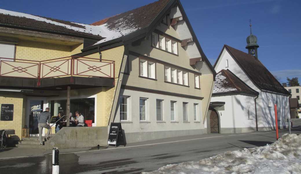 Vor 125 Jahren wurde auf dem St. Anton im ehemaligen Schulhaus neben der Kapelle die Bäckerei Breu eröffnet. 1965 wurde dem Haus ein Anbau mit Café-Restaurant angegliedert. Seit kurzem steht der wieder zugängliche Betrieb unter neuer Leitung.