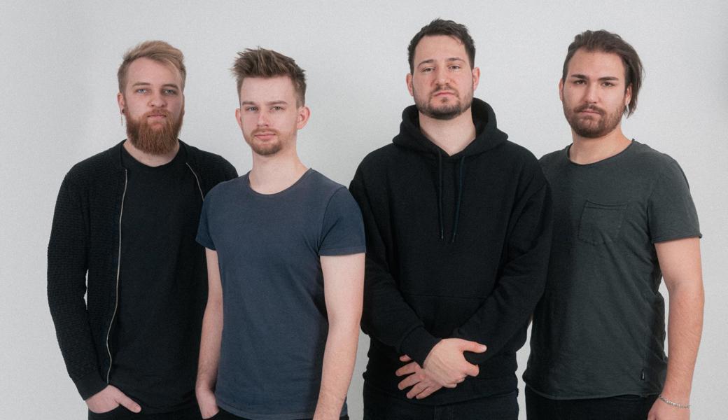 Auf dem Szene Openair liefert die Vorarlberger Band Like we are Modern-Rock, zusammengestellt aus Alternative-Rock, Trap und elektronischen Stilelementen.